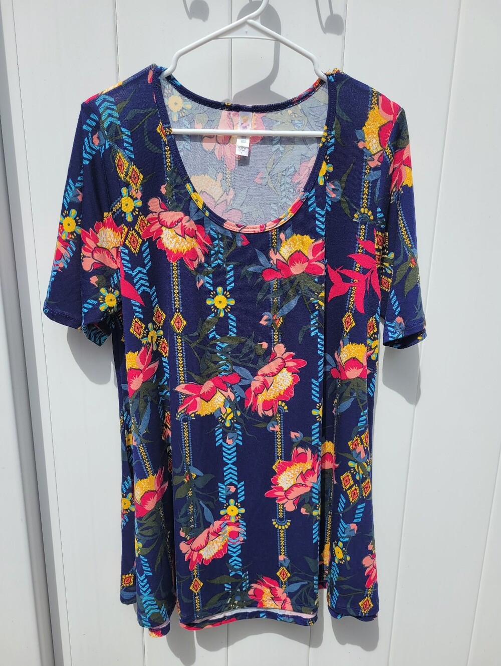 NWT - LuLaRoe Perfect Tee - Size Large